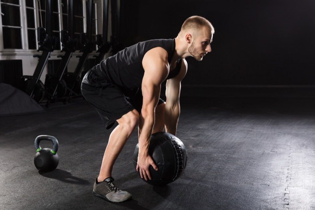 Exercícios de medicine ball para adicionar músculos
