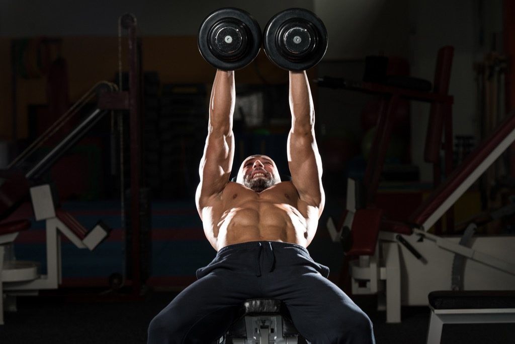 Premsa amb pesa inclinada Exercicis per afegir múscul