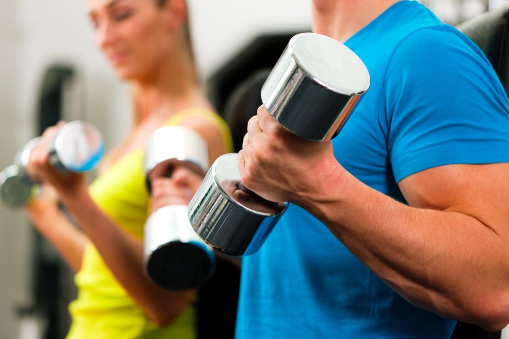 युगल भारोत्तोलन भार मांसपेशियों को जोड़ने के लिए व्यायाम करता है