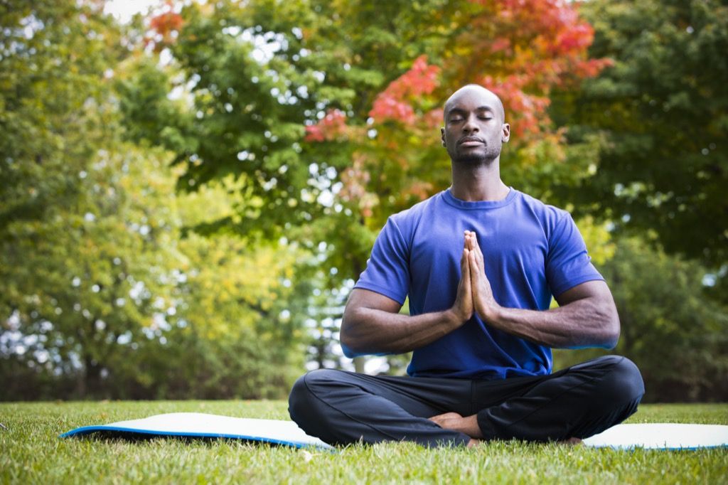 Mann meditiert außerhalb Übungen für die psychische Gesundheit
