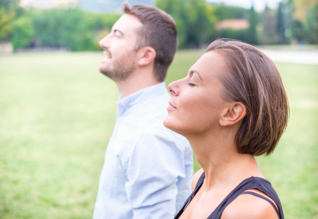 Meditácia dospelých pri cvičení hlbokých dychov na duševné zdravie