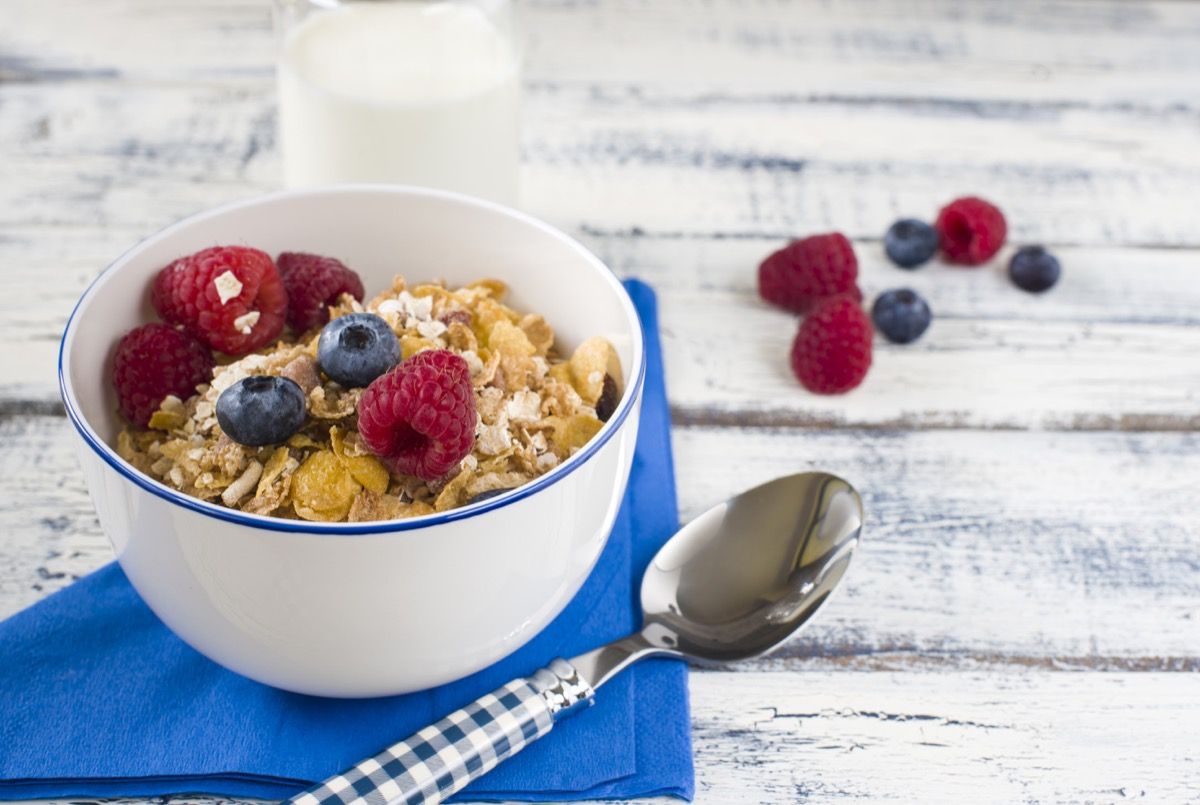En sund morgenmad med havre og bær med højt fiberindhold