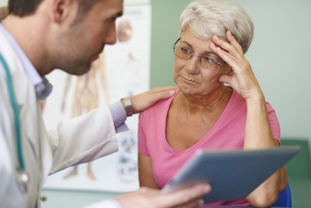 Zdravnik, ki tolaži starejšega bolnika, kaj pomeni vaša prebavna teža