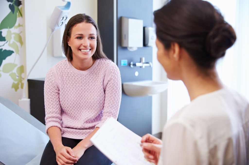 kvinne som snakker med legen sin, sjansene for å få kreft
