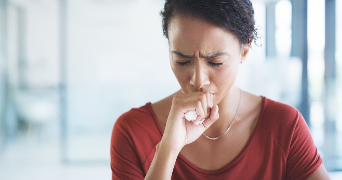 Това е начинът да разберете дали кашлицата ви е COVID, казват лекарите