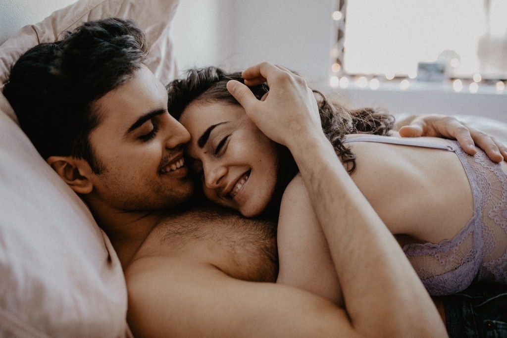Pasangan Latino di Ranjang Sebab Senyum Bagus untuk Anda