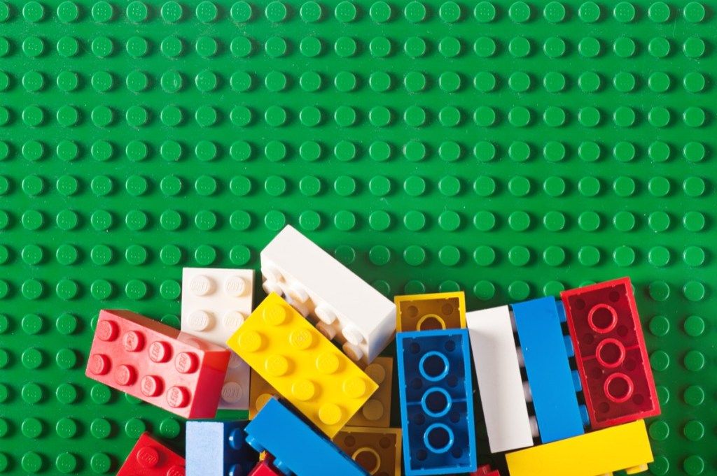 Albuquerque, USA - 5. Dezember 2011: Bunte, alte Legoblöcke auf einem Stapel. Studioaufnahme. Lego besteht aus farbenfrohen, ineinandergreifenden Kunststoffsteinen und einer Reihe von Zahnrädern, Minifiguren und verschiedenen anderen Teilen. Legosteine ​​können auf viele Arten zusammengebaut und verbunden werden, um Objekte wie Fahrzeuge, Gebäude und sogar Arbeitsroboter zu konstruieren. Alles, was konstruiert wurde, kann dann wieder auseinander genommen und die Teile zur Herstellung anderer Objekte verwendet werden. Die Spielzeuge wurden ursprünglich in den 1940er Jahren in Dänemark entworfen und haben eine internationale Anziehungskraft erreicht.