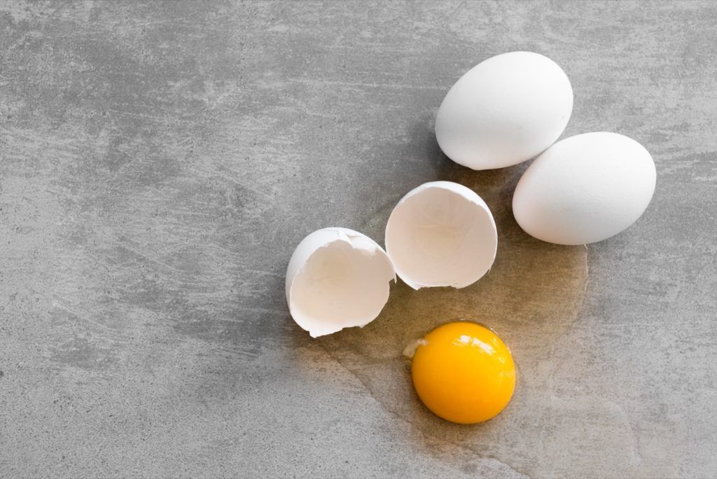 ouă crăpate pe o masă, înregistrări de stat ciudate