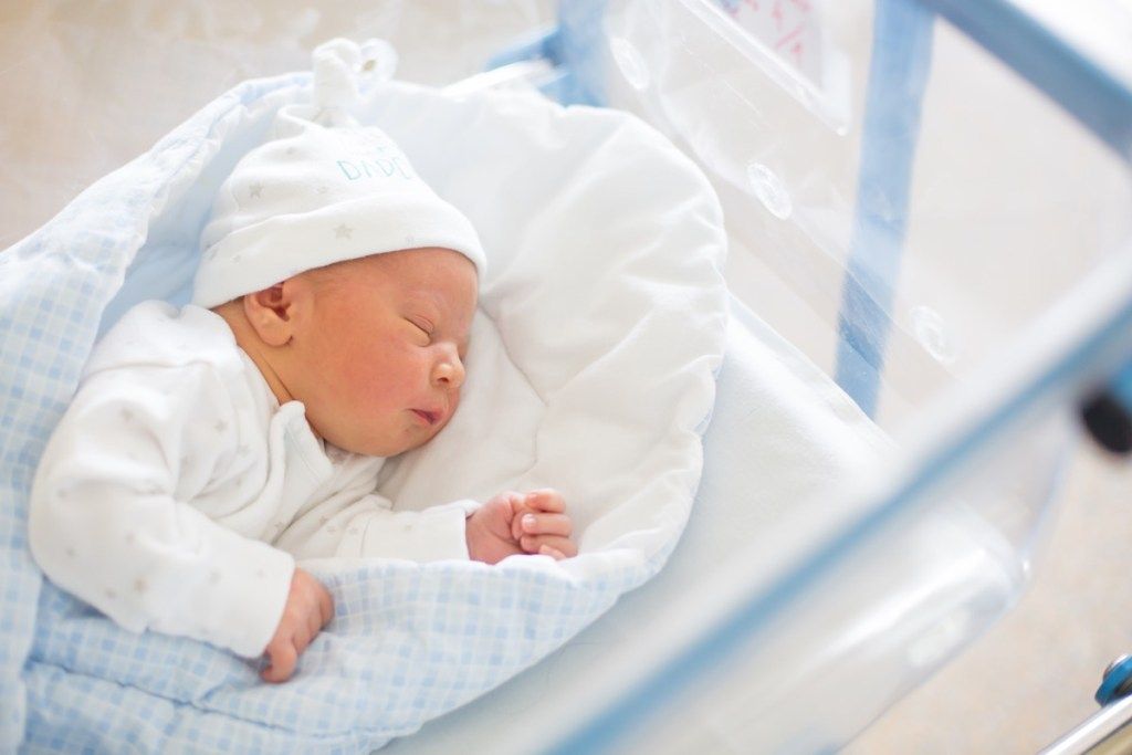 Новородено бебе в креватче