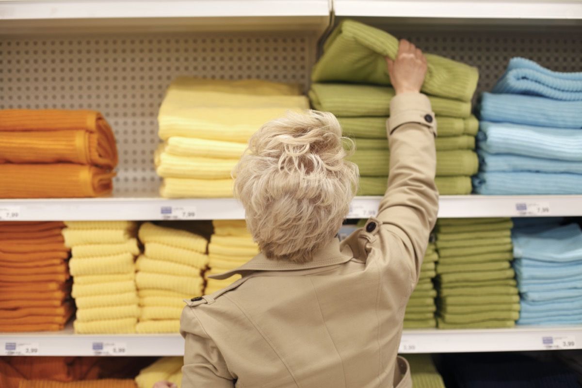 Aikuinen nainen ostaa pyyhkeitä.