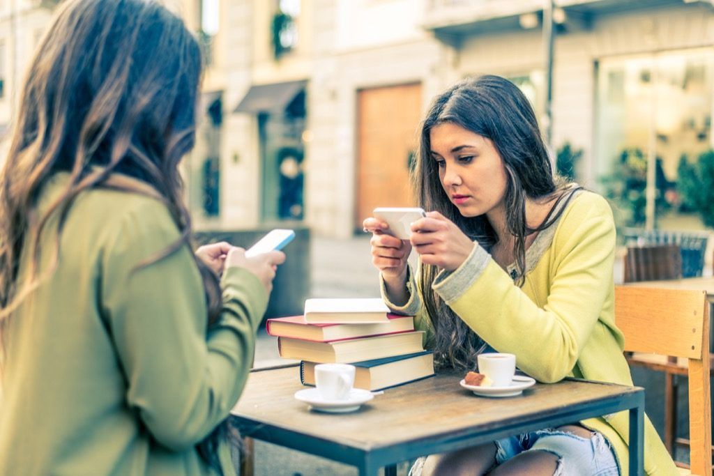 Wanita di telefon pintar Fakta Tentang Millennials