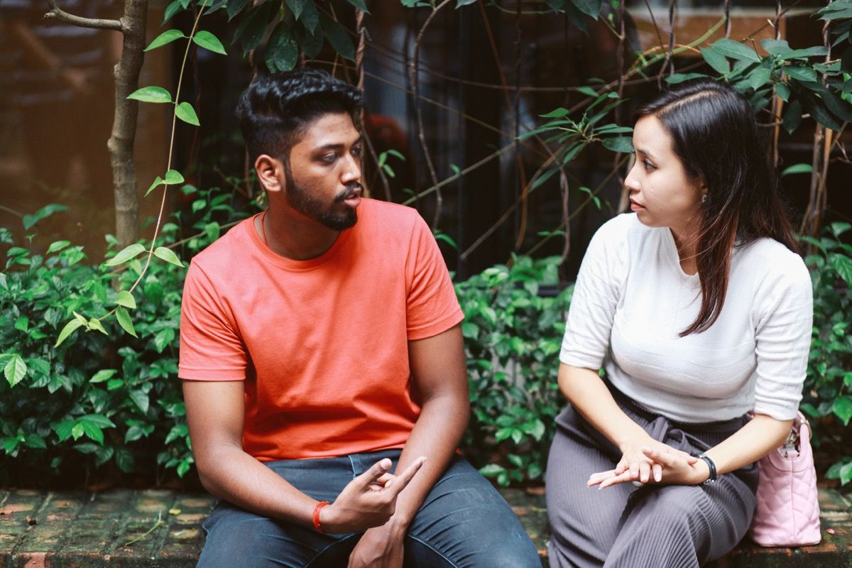 nuoret keskustelevat ja flirttailevat Kuala Lumpurin kaduilla ja pitävät yhdessä kahvitaukoa toimistonsa tai yliopiston kirjaston edessä.
