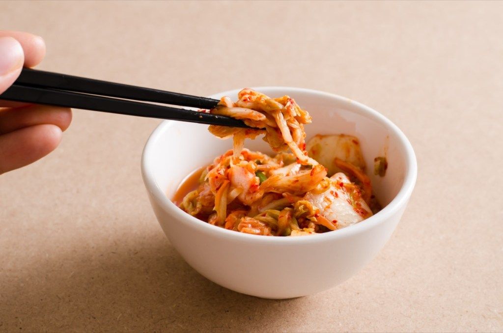 Cilvēks, ēd, fermentēts, kimchi, ar, irbulīši