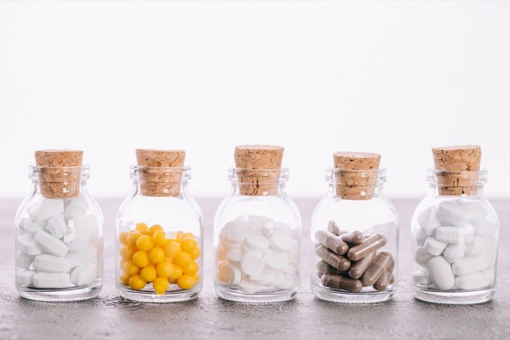 Rad med krukkeflasker fylt med forskjellige piller, inkludert probiotika