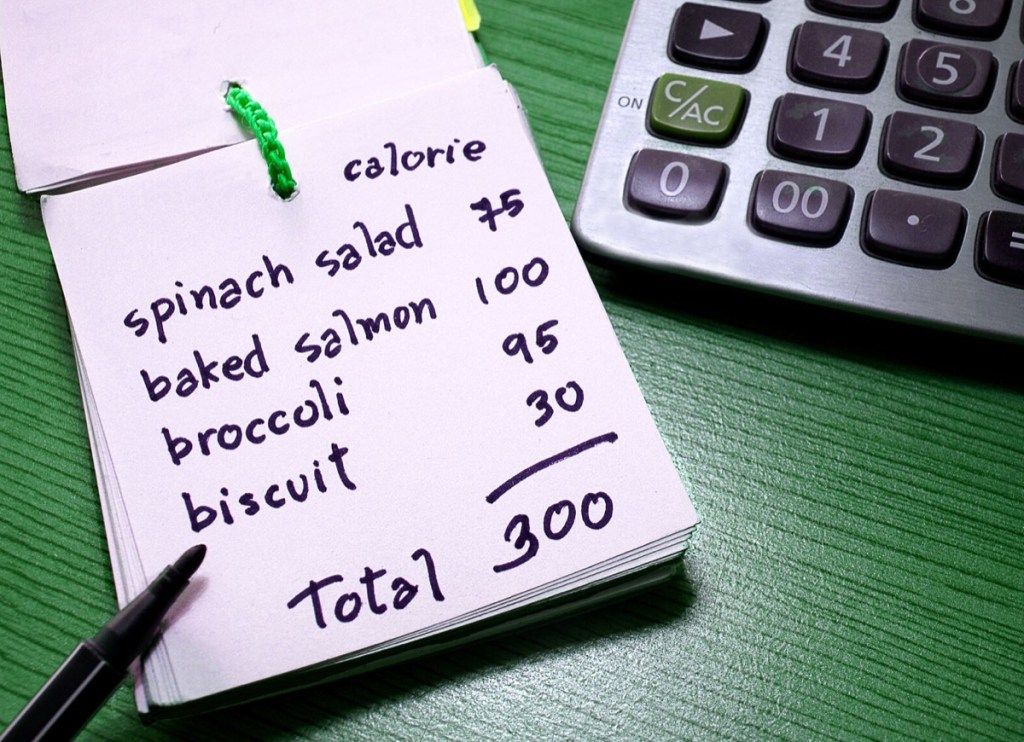 Persoon die calorieën telt voor gewichtsverlies