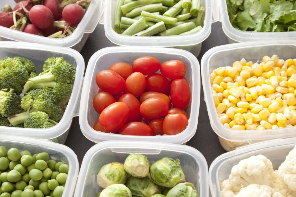 diferite tipuri de legume fiecare într-un recipient de plastic cu tupperware