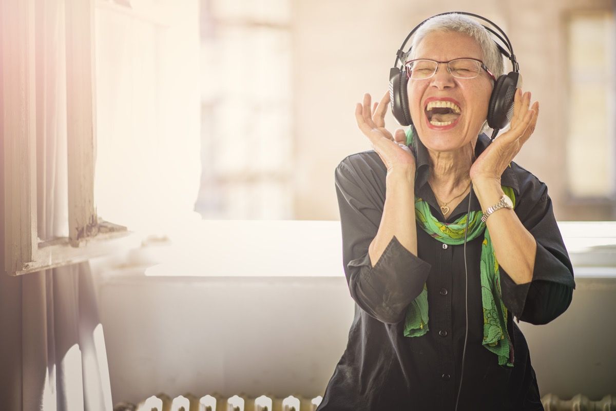 vyresnė moteris klausosi muzikos
