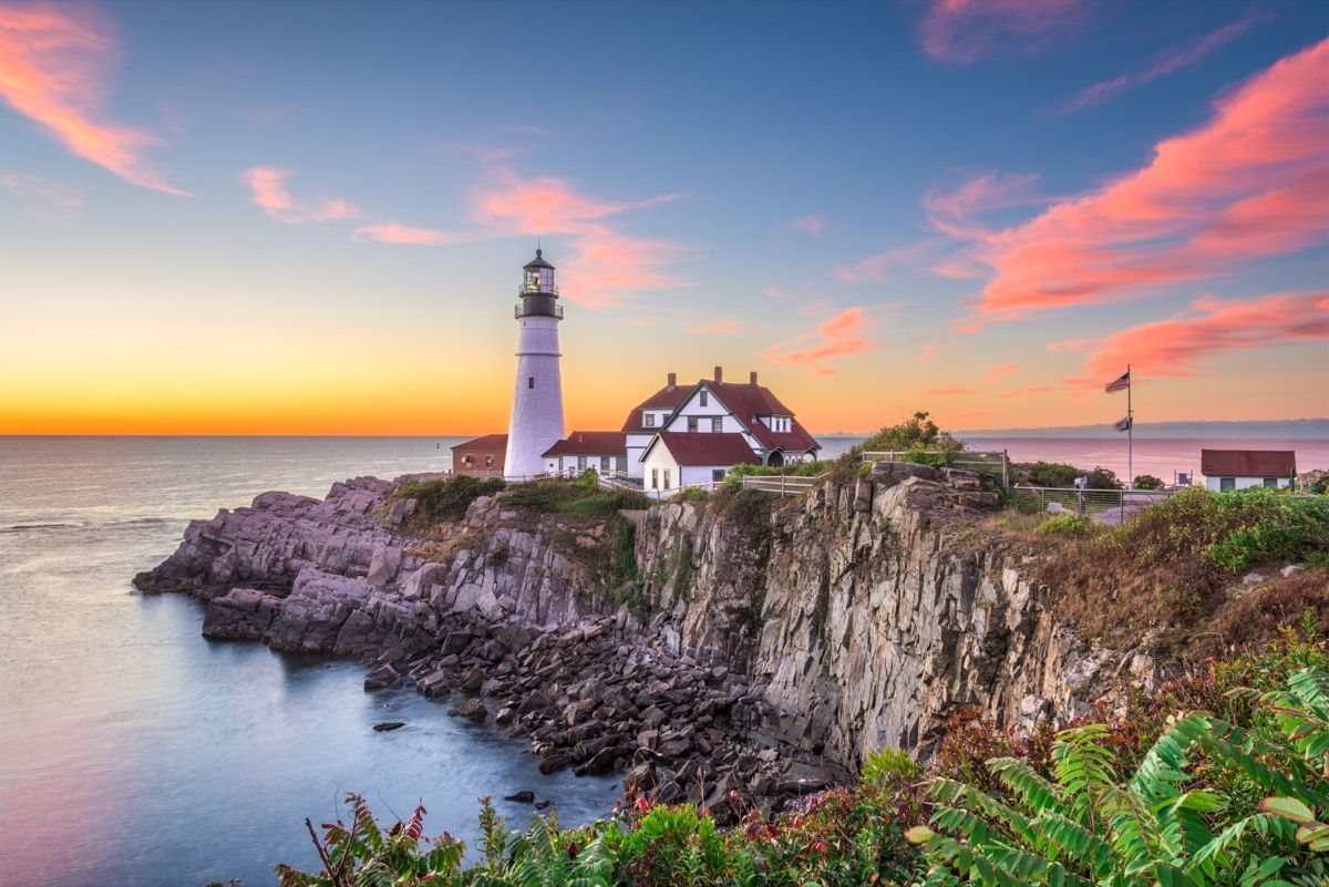 gyönyörű világítótorony naplementekor, Portland Maine-ban