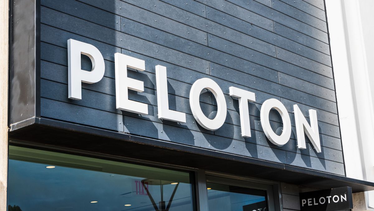 캘리포니아 팔로 알토의 스탠포드 쇼핑 센터에서 Peloton 매장 로그인