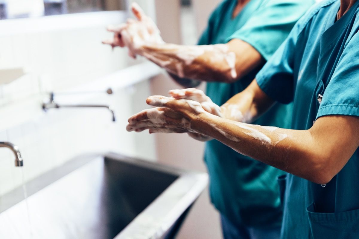 Bác sĩ phẫu thuật y tá rửa tay