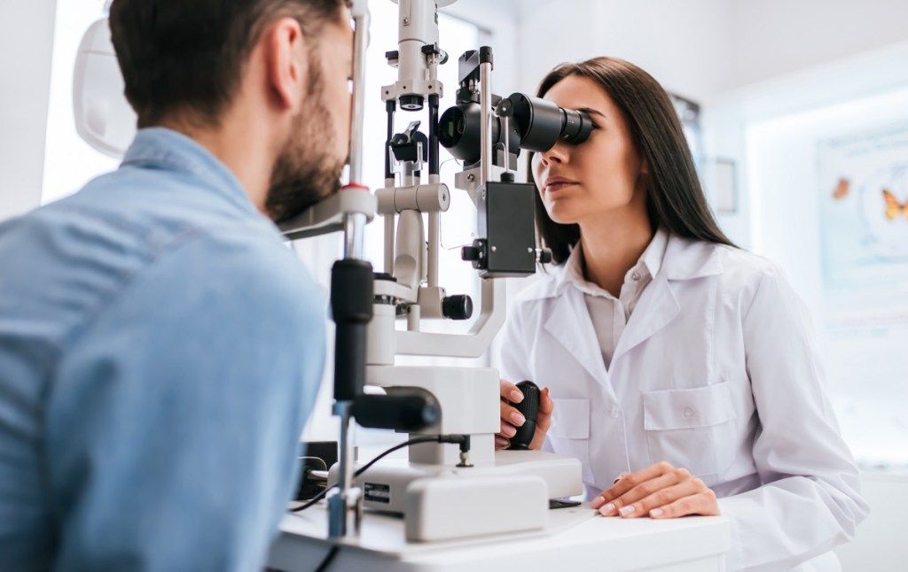Homem examinando os olhos no oftalmologista