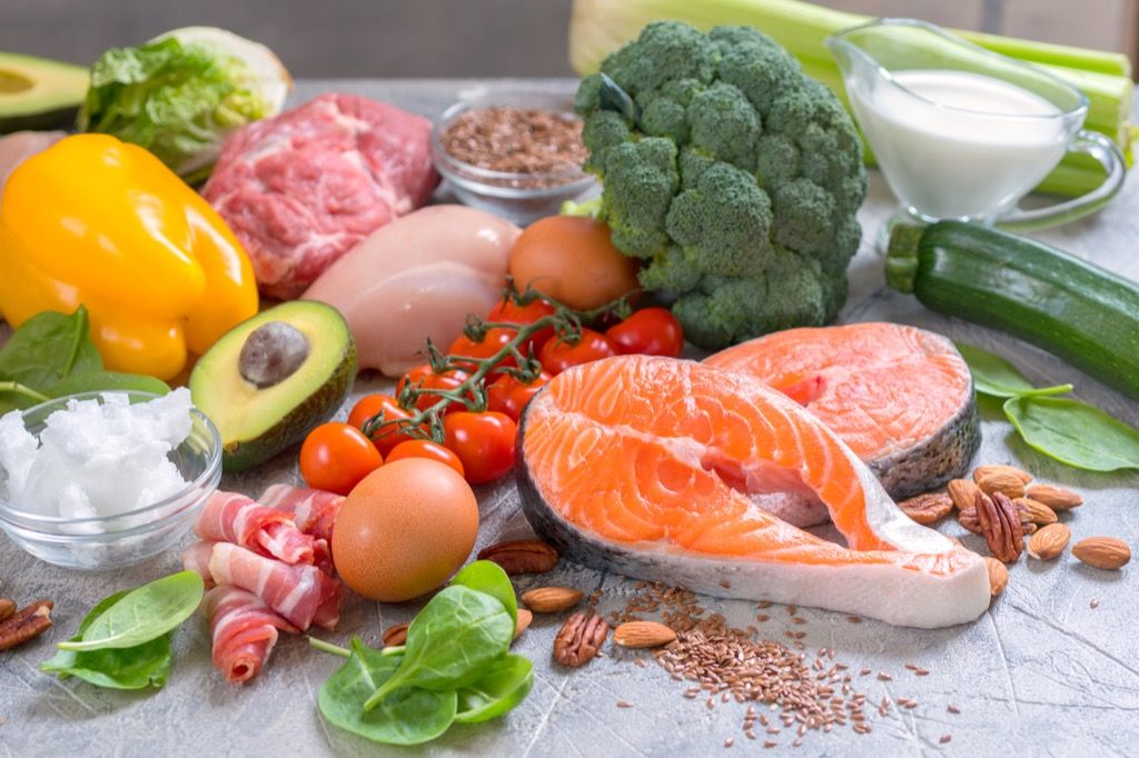 sayur-sayuran dan daging di atas meja, ujian dna untuk penurunan berat badan