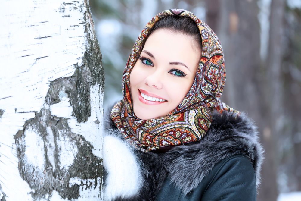 Frau im Schnee trägt einen Schal, DNA-Test auf Gewichtsverlust