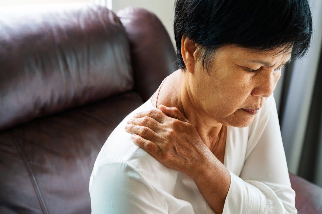 nakke- og skuldersmerter, gammel kvinne som lider av nakke- og skulderskade, helseproblemkonsept