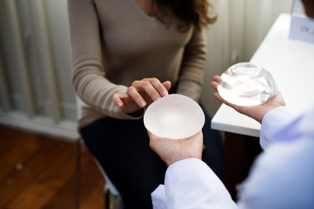 Mujer consultando con un cirujano plástico sobre implantes mamarios.