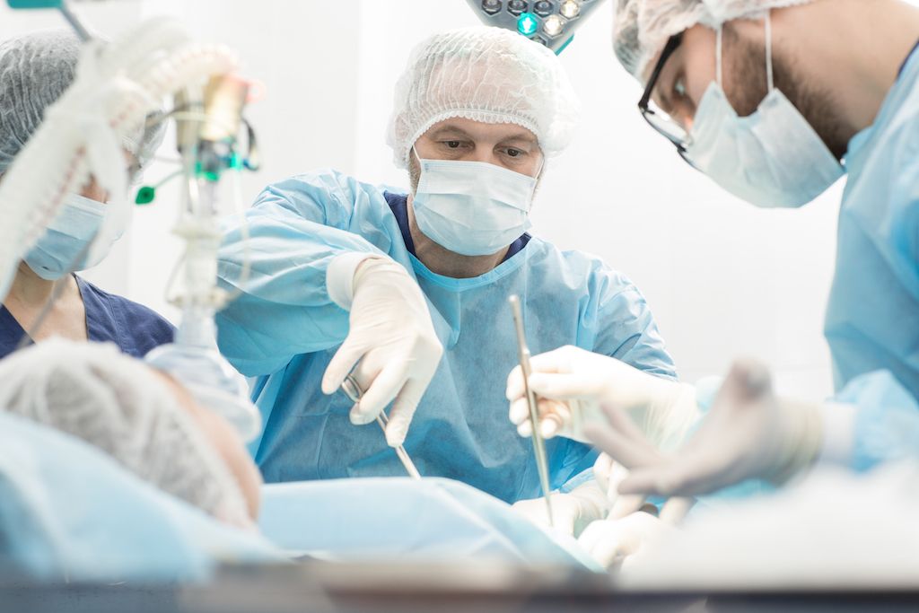 врачи в больнице делают операцию