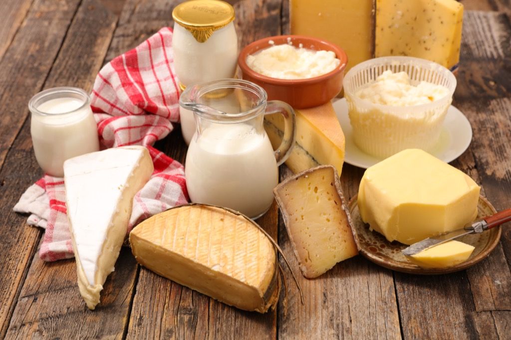 ein Teller mit Käse und Milch und anderen Milchprodukten