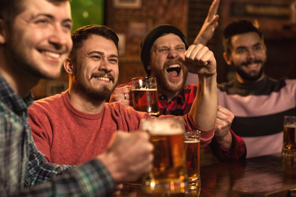 muškarci koji piju pivo i navijaju za neku sportsku utakmicu {stvari koje treba pustiti}