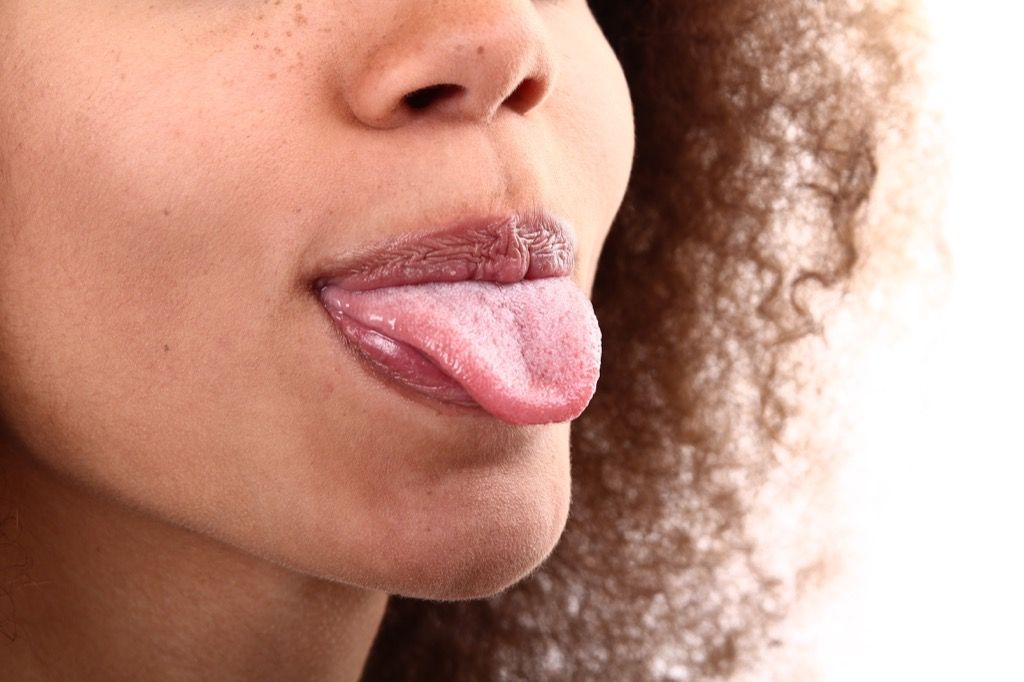 舌の健康を突き出している女性は40以上の微調整