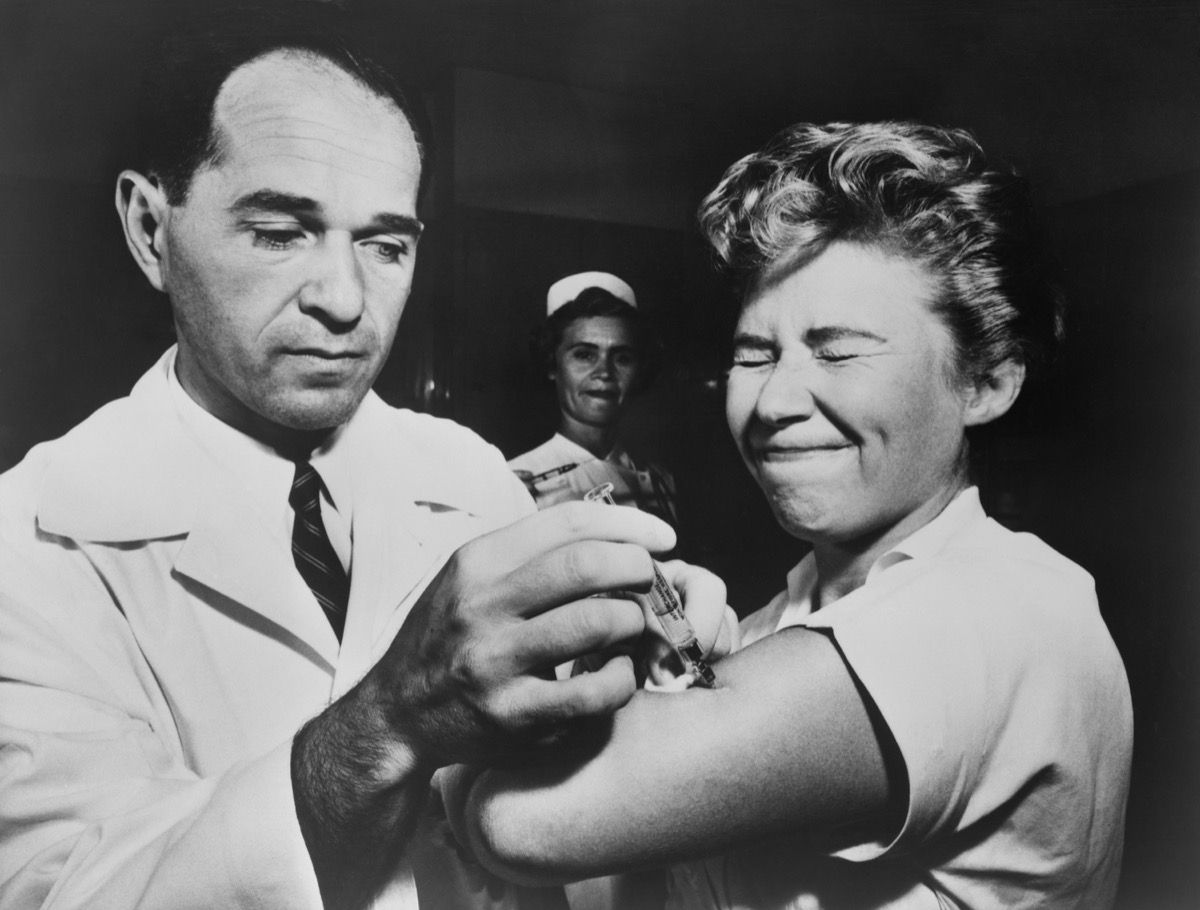 Γιατρός που δίνει εμβολιασμό στη γρίπη της νοσοκόμας