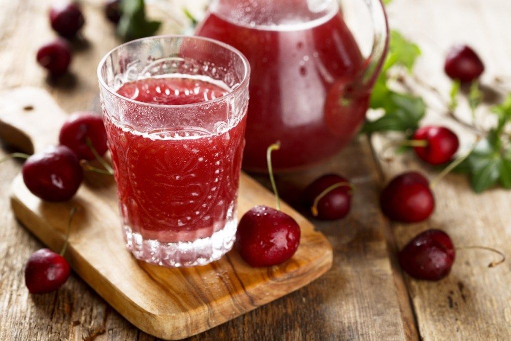 Et glass og krukke kirsebærjuice