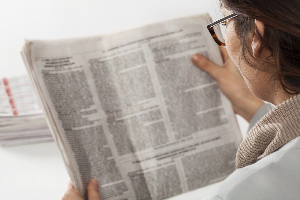 Người phụ nữ đọc báo