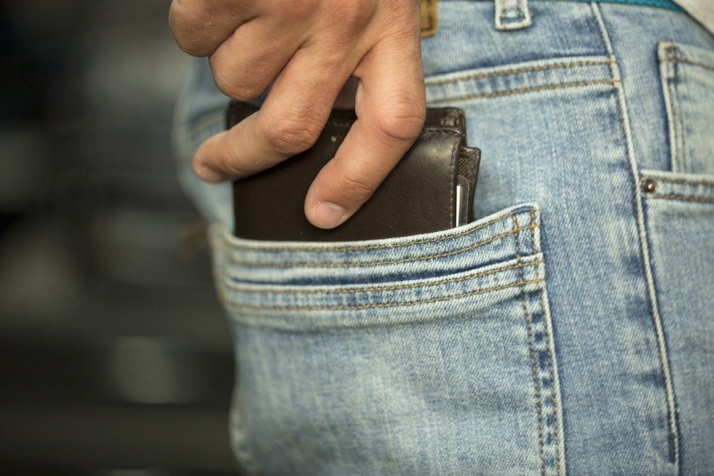 Ο άνθρωπος που βάζει το πορτοφόλι του στην πίσω τσέπη του βλάπτει το σώμα