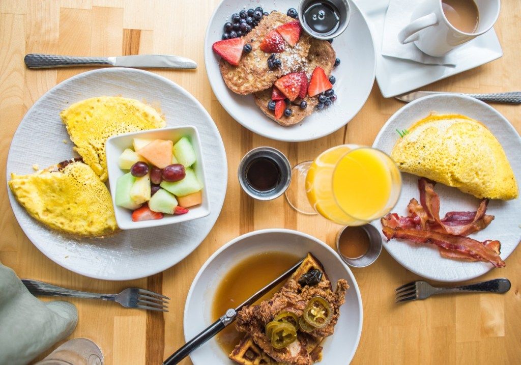 ארוחת בוקר גדולה עם ביצים והרגלים של פירות אחרי 40