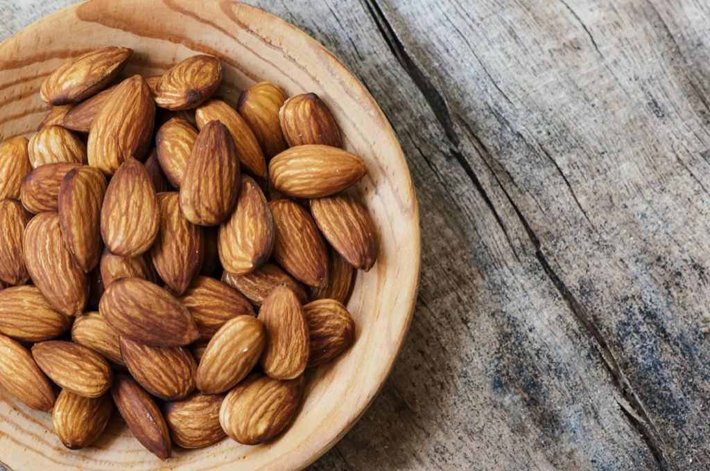 Kacang almond, makanan sehat, makanan otak, mengendalikan keinginan ngemil