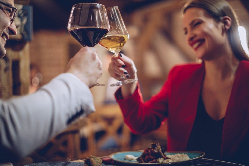 Tatlı çift şarap ile romantik bir akşam yemeği