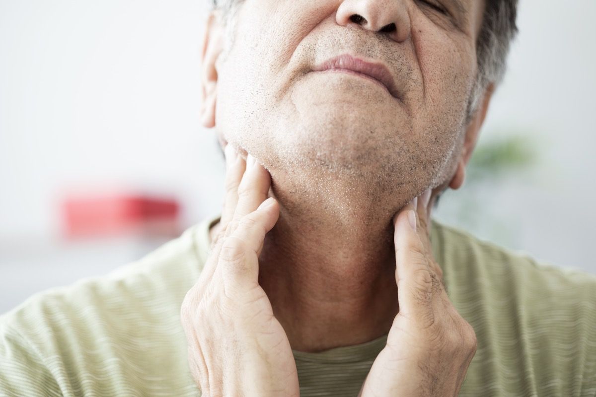 Alter Mann, der Schmerzen im Hals oder in der Schilddrüse fühlt