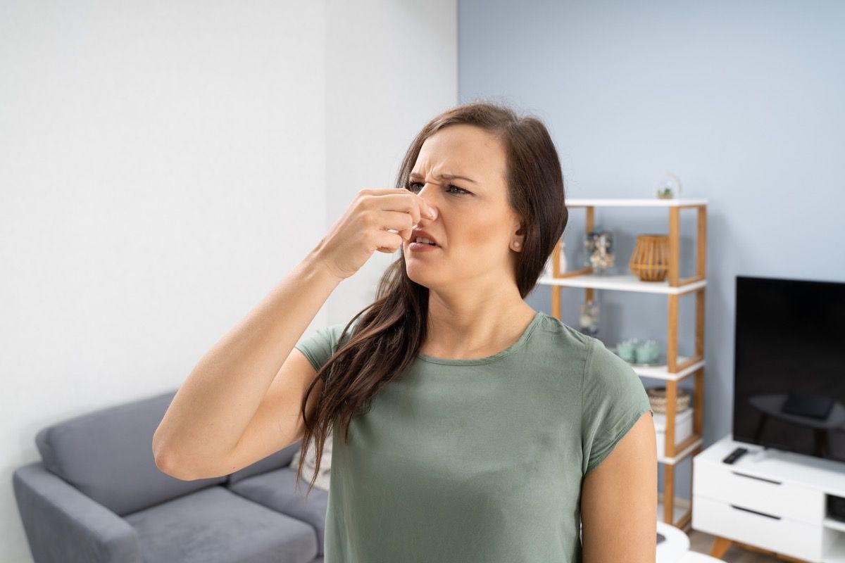 Žena, ktorá si zakrýva nos pred nepríjemným zápachom