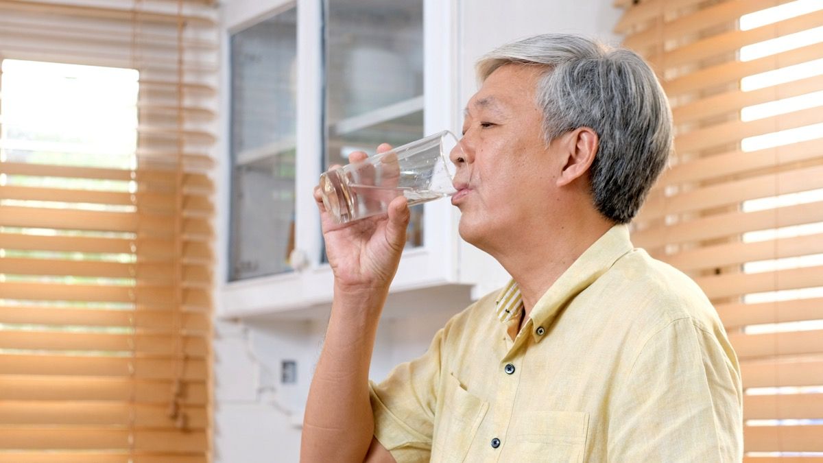 Äärmiselt janu mees joob vett