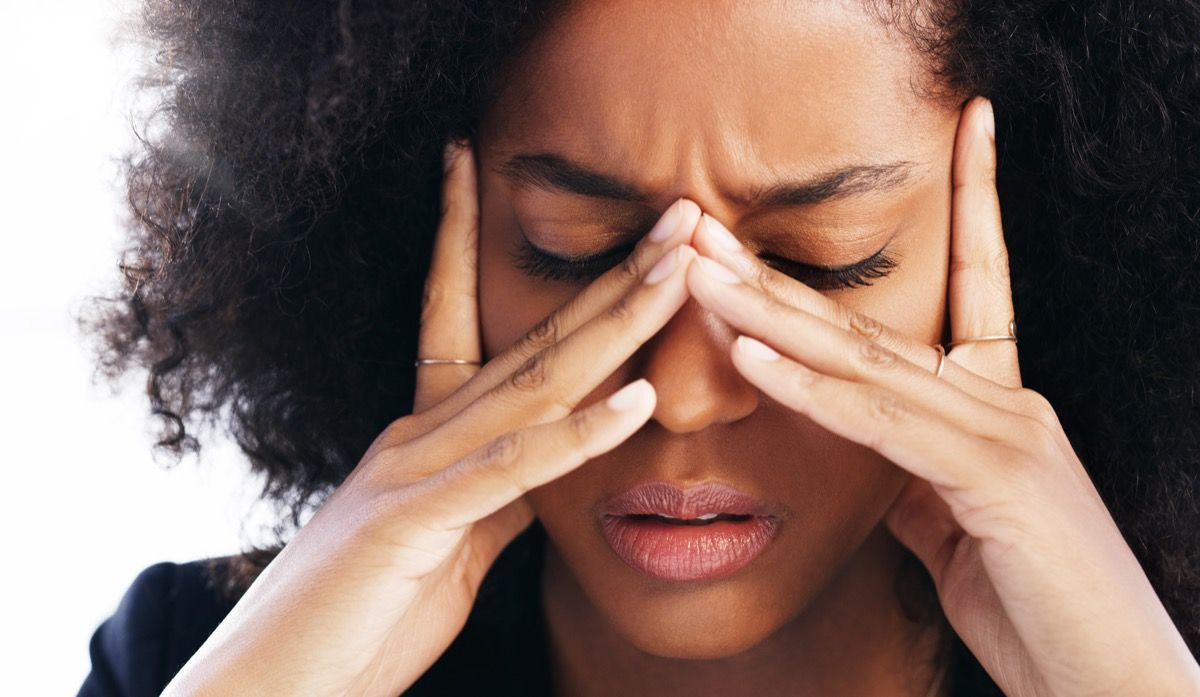 Kobieta przeciera oczy z powodu problemów ze wzrokiem