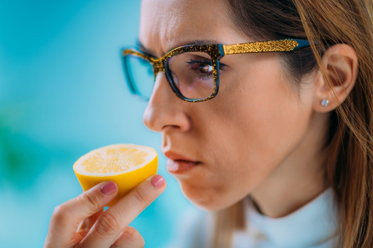 Mujer tratando de oler el limón perdió el sentido del olfato
