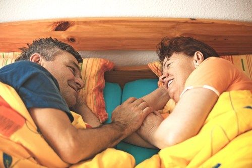 Posición para dormir de pareja abrazados cara a cara