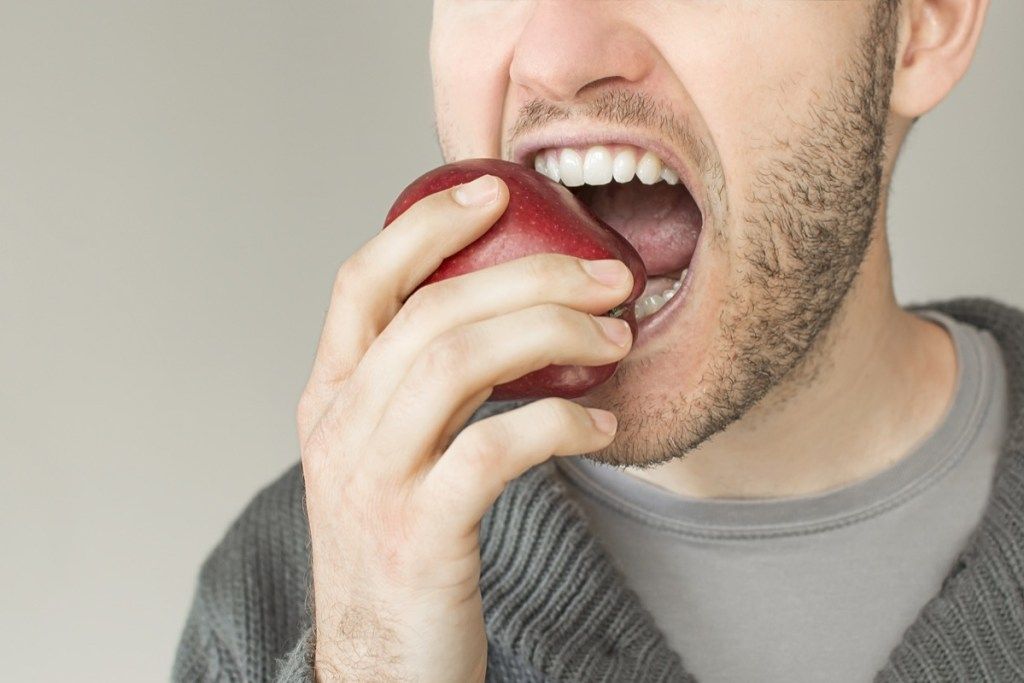सेब खाते हुए आदमी