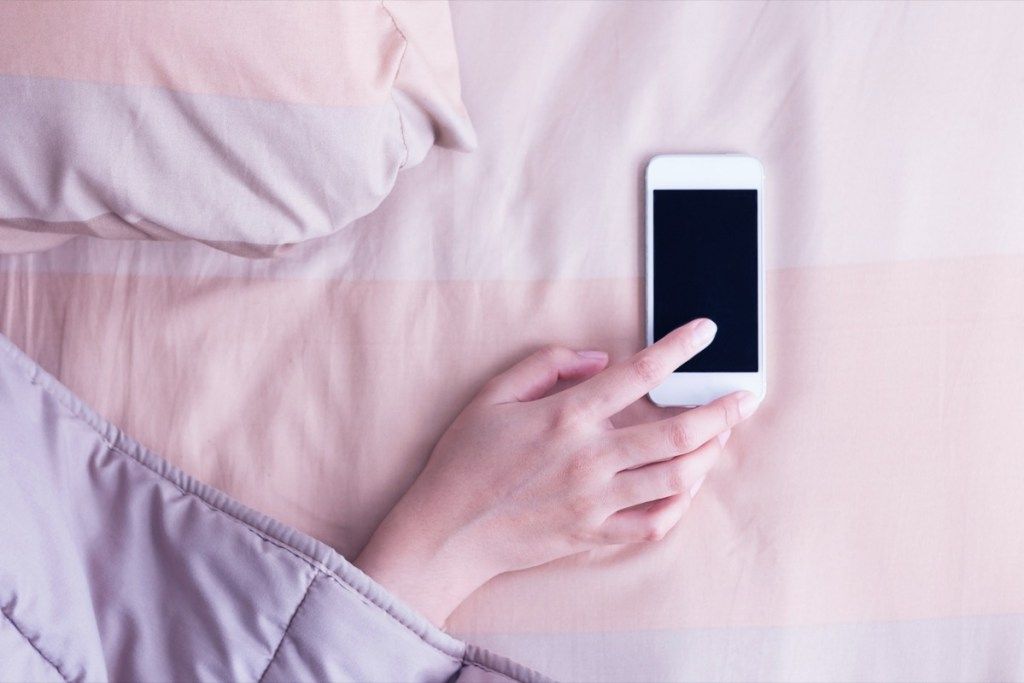 điện thoại trên giường