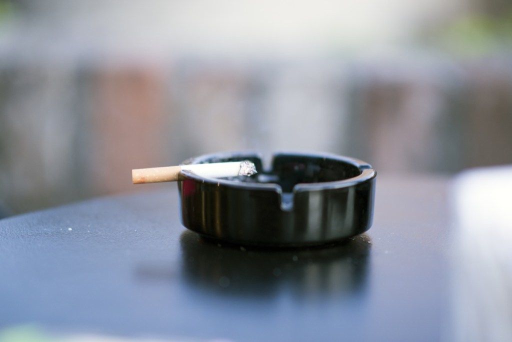 Kajenje, slaba zasvojenost, Pepelnik in cigareta