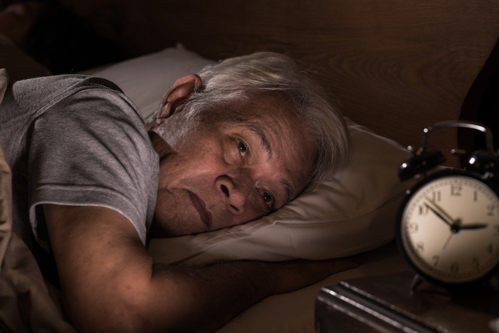 vanem aasia mees, kes lamab voodis, ei saa unetust magada